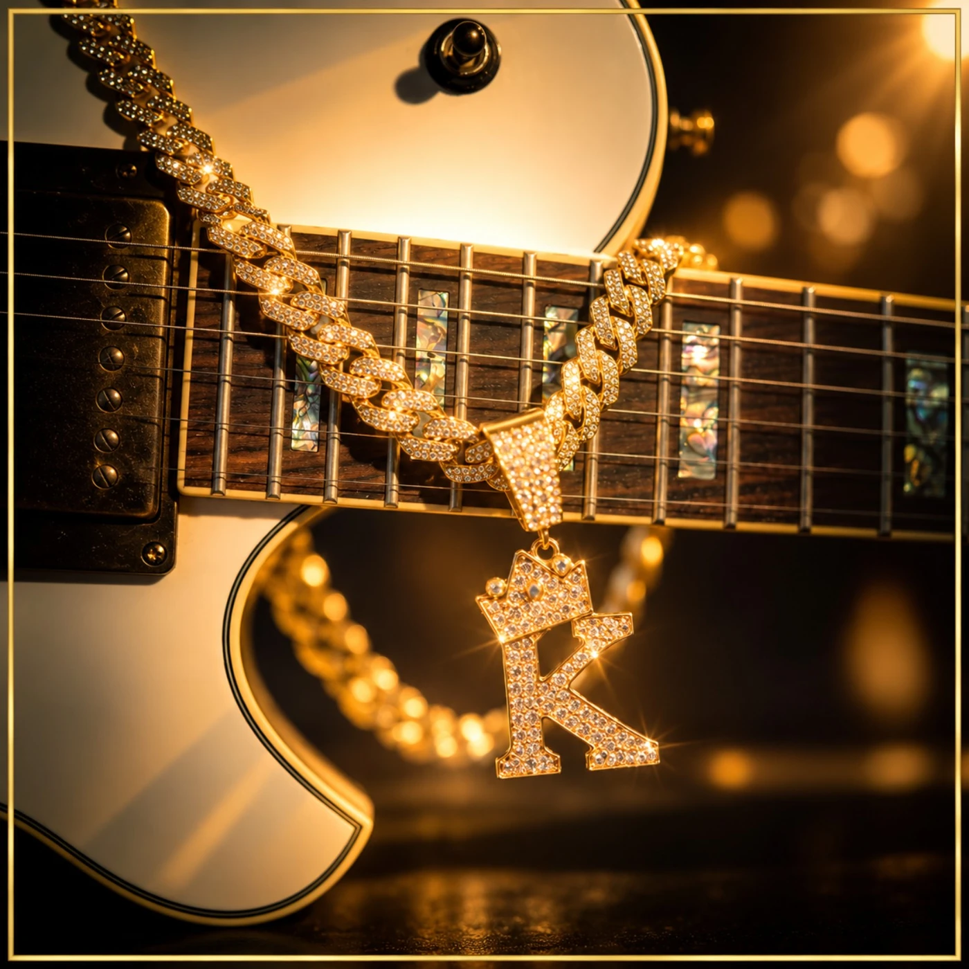 Guitare et pendentif K couronné dans une lumière dorée